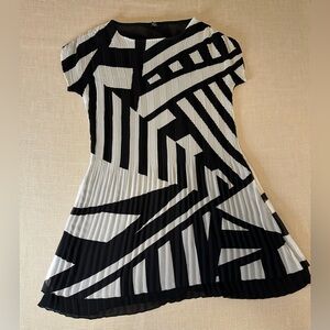 VEECA Size XL Black White Abstract Print Sheer Pleated Crinkle Layered Dress